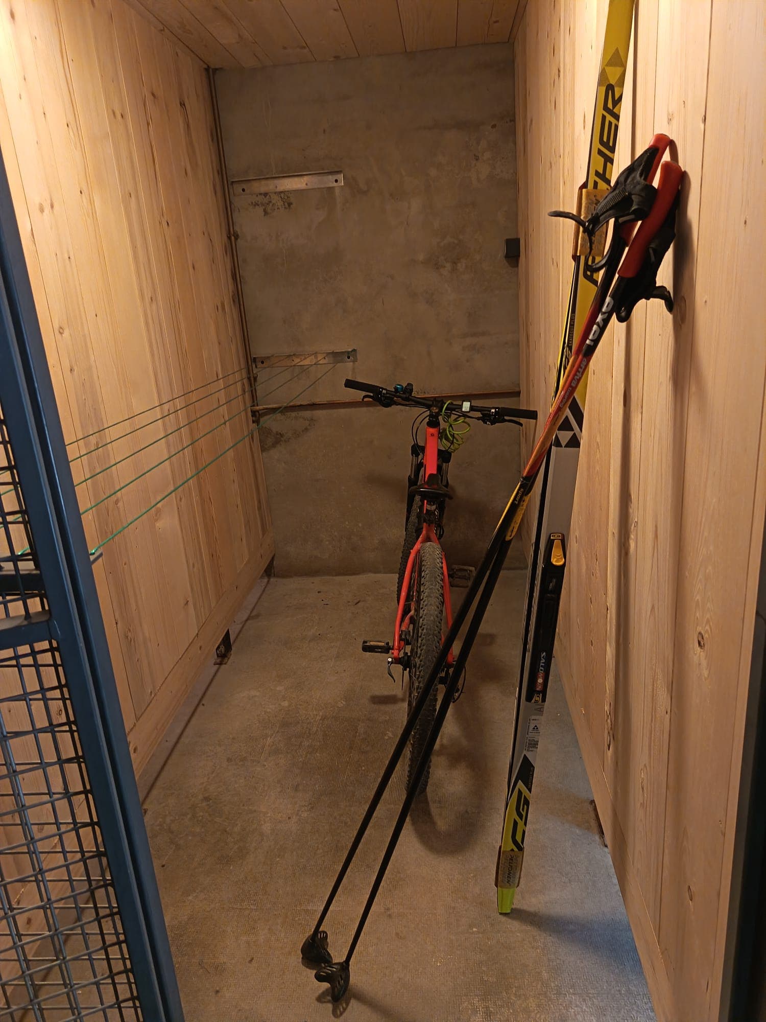 Box fermé à clé pour skis et vélos, au sous-sol