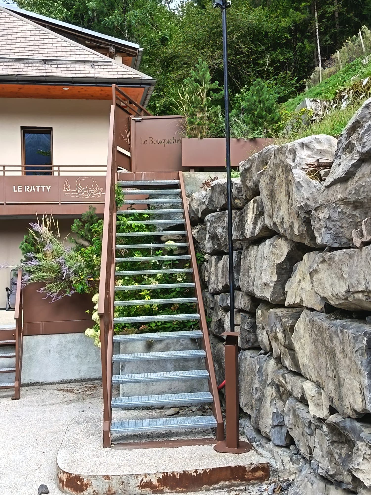 Portillon de sécurité : la terrasse de l'étage est entièrement clôturée