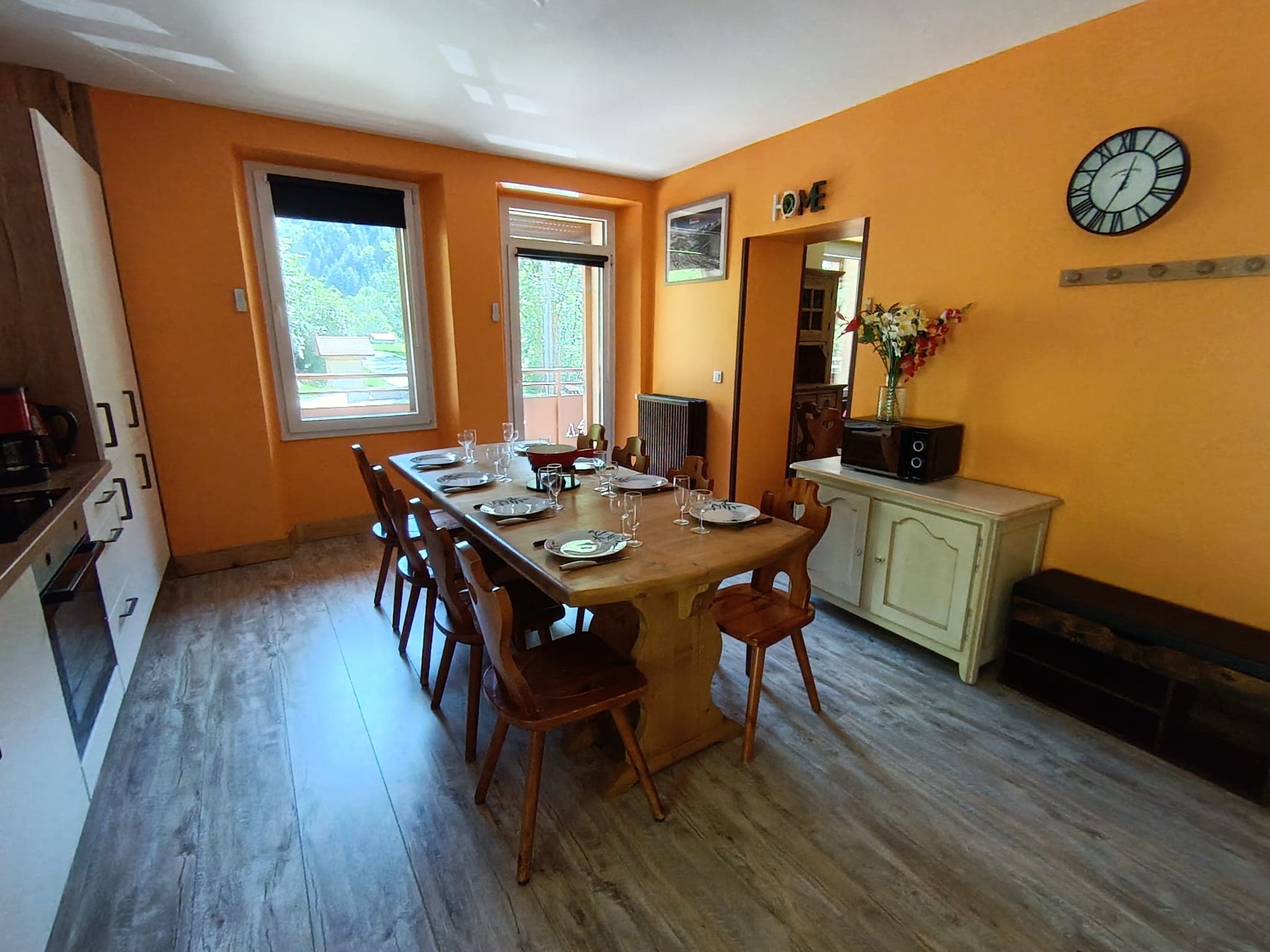 Grande table pour 8 personnes, face au balcon
