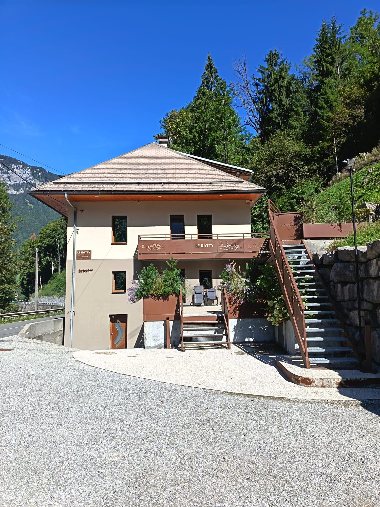 Façade du Ratty au soleil, avec son escalier extérieur