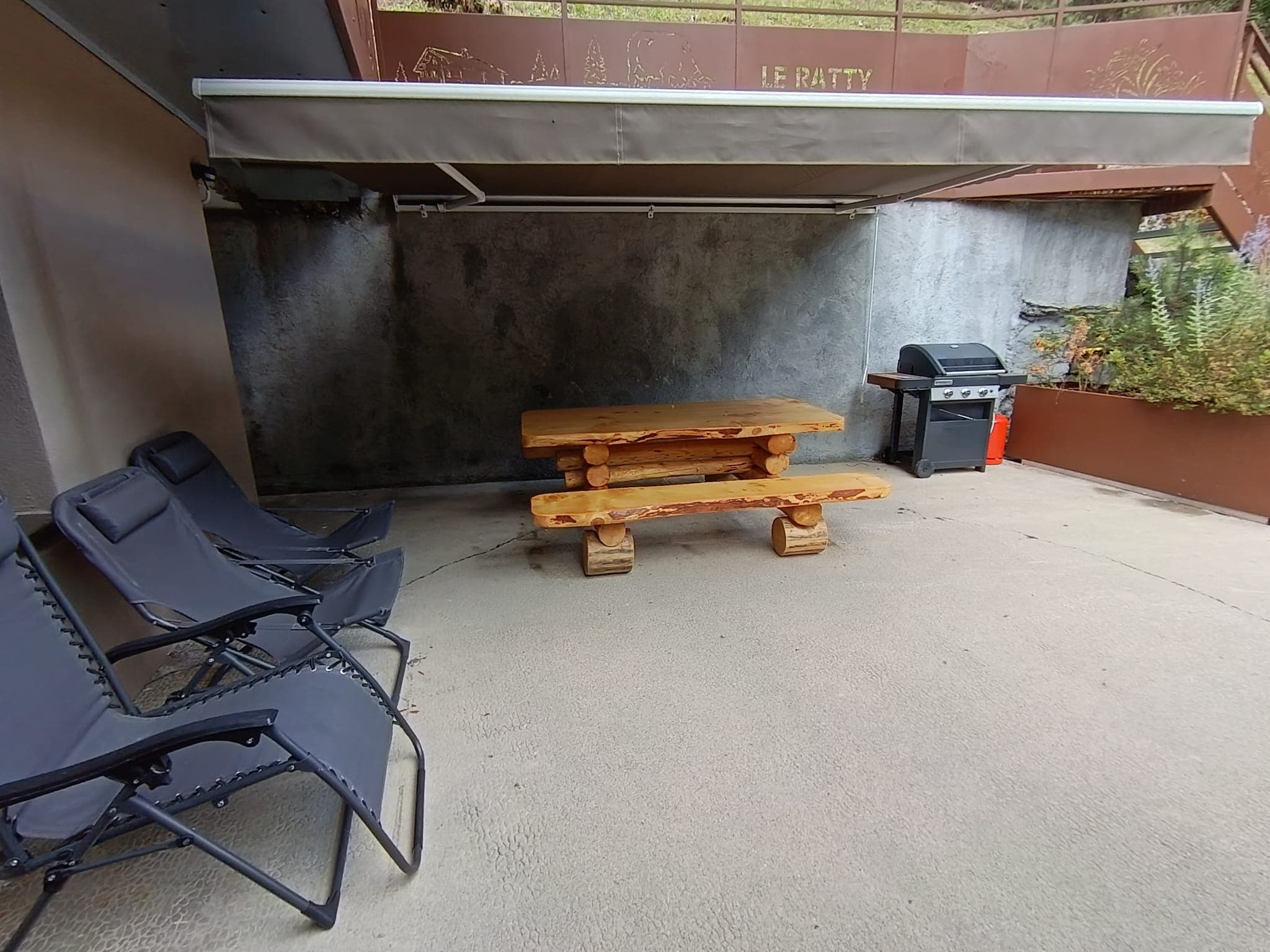 Terrasse de La Marmotte avec barbecue et bains de soleil